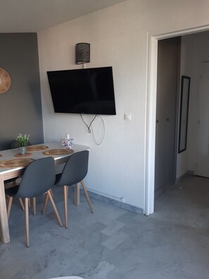 Dining - Proche Port  Appartement t2 pour 4 personnes N39 (La Grande-Motte)
