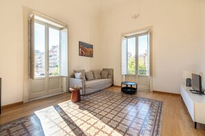 Appartement, 3 slaapkamers | Woonruimte | Een 30-inch televisie met satellietzenders
