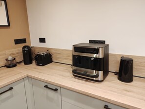 Fridge, microwave, oven, stovetop - Luxury Longère 10 guests | Spa · Private Cinema · Pool | 2h Paris · 2h Lille (Brancourt-en-Laonnois)