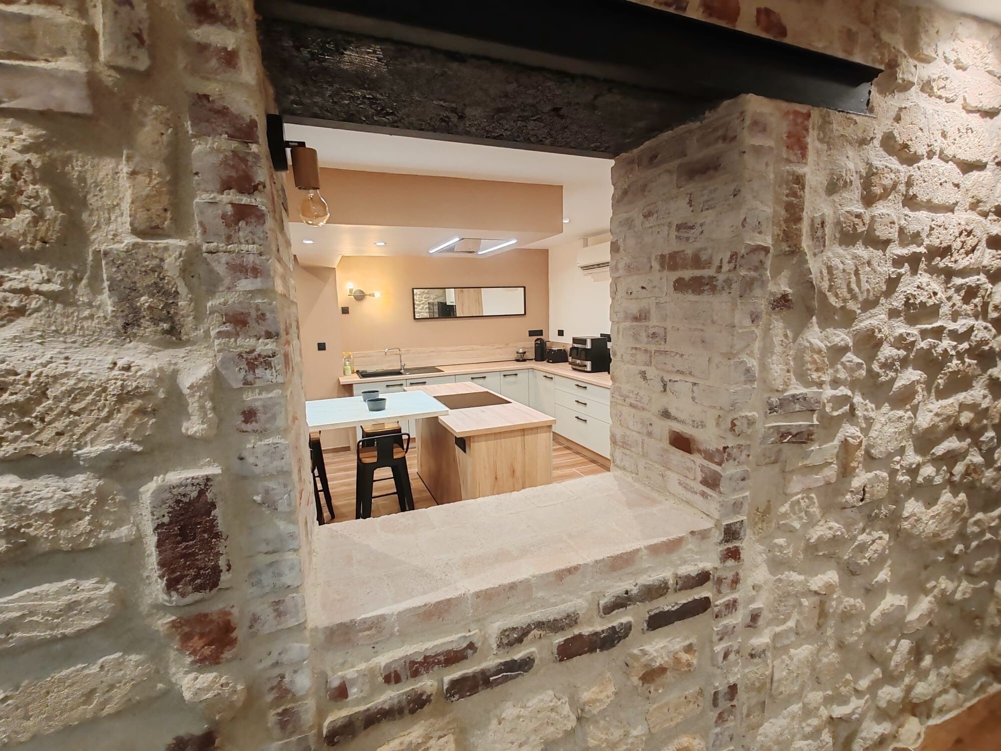 Jääkaappi, mikroaaltouuni, uuni, liesi