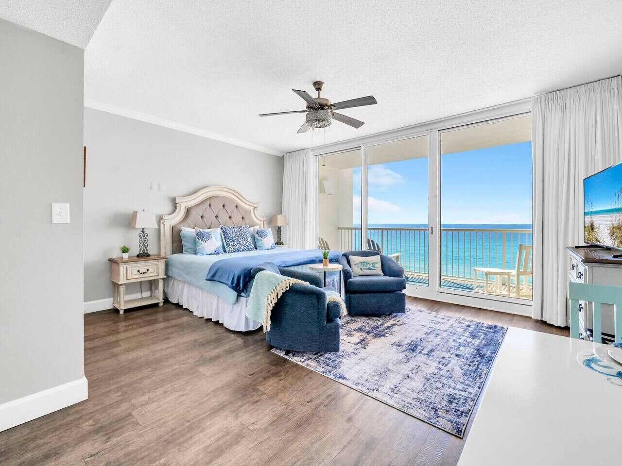 Escritorio, tabla de planchar con plancha, wifi y ropa de cama 