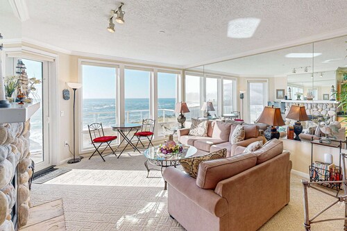 Luxury Waterfront Condo with Shared Hot Tub Pool and Ocean Views