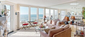 Luxury Waterfront Condo with Shared Hot Tub Pool and Ocean Views