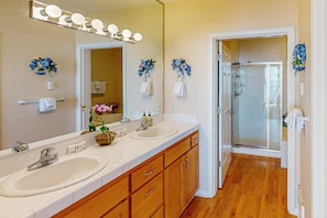 Shower, hair dryer, towels, shampoo - Luxury Waterfront Condo with Shared Hot Tub Pool and Ocean Views (Depoe Bay)