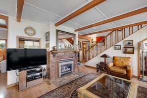 TV, fireplace, DVD player, stereo - Historic Waterfront Home with Ocean Views Great Location Dogs OK (Depoe Bay)