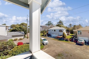 Property grounds - Spacious House with Ocean Views and Three Decks Close to Town and Walk to Beach (Depoe Bay)