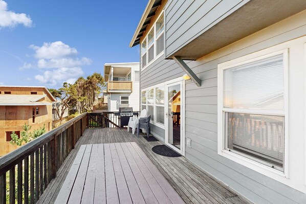 Property grounds - Spacious House with Ocean Views and Three Decks Close to Town and Walk to Beach (Depoe Bay)