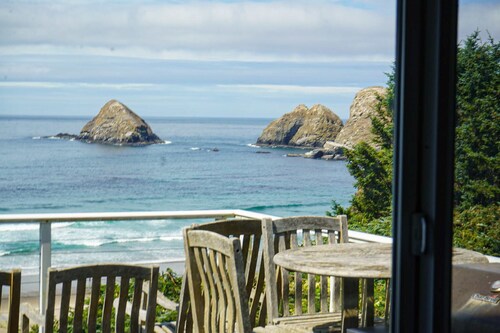 Dog-friendly condo with ocean views, private balcony & great location