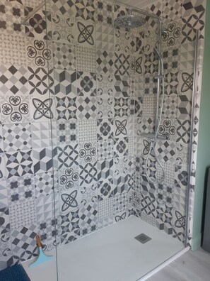 Een douche, een haardroger, handdoeken, zeep