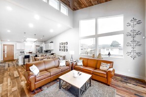 TV, fireplace, offices - Dreamy oceanfront retreat with spacious deck and high speed WiFi dogs OK (Depoe Bay)