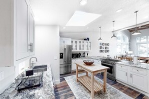 Geladeira, micro-ondas, fogão, cooktop