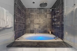 Shower, hair dryer, towels, shampoo - Upscale house with ocean views entertainment and large deck beach nearby (Depoe Bay)