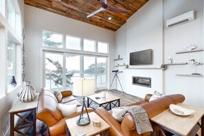 TV, fireplace, offices - Stunning oceanfront retreat w/ gourmet kitchen & high-speed WiFi - dogs welcome (Depoe Bay)