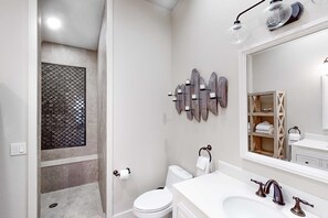 Chuveiro, secador de cabelo, toalhas de banho, shampoo