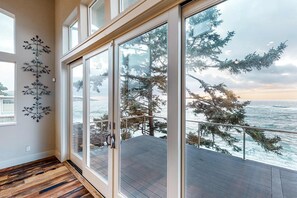 Interior - Stunning oceanfront retreat w/ gourmet kitchen & high-speed WiFi - dogs welcome (Depoe Bay)