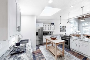 Fridge, microwave, oven, stovetop - Stunning oceanfront retreat w/ gourmet kitchen & high-speed WiFi - dogs welcome (Depoe Bay)