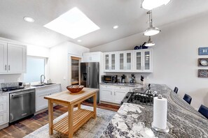 Fridge, microwave, oven, stovetop - Stunning oceanfront retreat w/ gourmet kitchen & high-speed WiFi - dogs welcome (Depoe Bay)