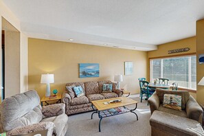 TV, fireplace - Comfortable ocean view condo with easy access to downtown (Depoe Bay)
