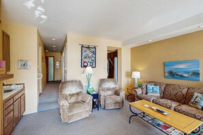 TV, fireplace - Comfortable ocean view condo with easy access to downtown (Depoe Bay)