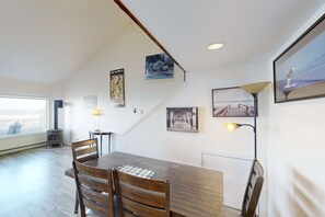 Dining - Dog Friendly Waterfront Loft with Seawall and Ocean Views One Block to Harbor (Depoe Bay)