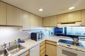 Fridge, microwave, oven, stovetop - Dog Friendly Waterfront Loft with Seawall and Ocean Views One Block to Harbor (Depoe Bay)