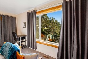 Interior - Inviting condo near beach and town with fireplace - great for whale watching (Depoe Bay)