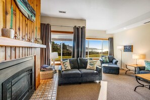 Living area - Inviting condo near beach and town with fireplace - great for whale watching (Depoe Bay)