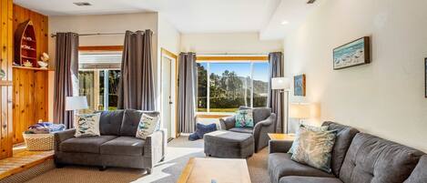 テレビ、暖炉、書斎 / ワークスペース