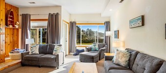 Inviting condo near beach and town with fireplace great for whale watching