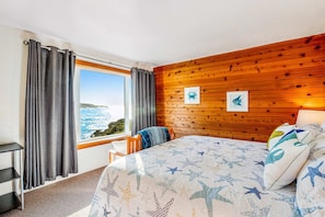 Room - Inviting condo near beach and town with fireplace - great for whale watching (Depoe Bay)