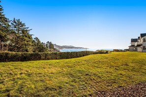 Property grounds - Inviting condo near beach and town with fireplace - great for whale watching (Depoe Bay)