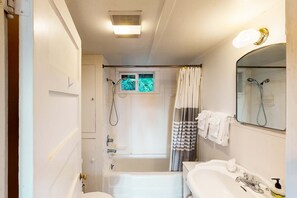 Een douche, handdoeken, shampoo