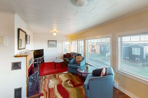 Living area - Dog-friendly cottage with amazing ocean views, whale watching (Depoe Bay)