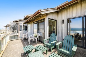 Terrace/patio - Beachfront Condo with Amazing Ocean View Fireplace Shared Pool and Tennis (Depoe Bay)