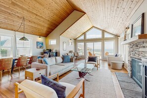 TV, fireplace, DVD player, table football - Bella Beach home with ocean view gas fireplace beach access and private hot tub (Depoe Bay)
