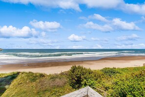 On the beach - Bella Beach home with ocean view gas fireplace beach access and private hot tub (Depoe Bay)