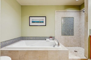 Shower, hair dryer, towels, shampoo - Bella Beach home with ocean view gas fireplace beach access and private hot tub (Depoe Bay)