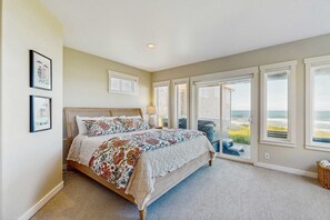 4 bedrooms, travel cot, WiFi, bed sheets - Bella Beach home with ocean view gas fireplace beach access and private hot tub (Depoe Bay)