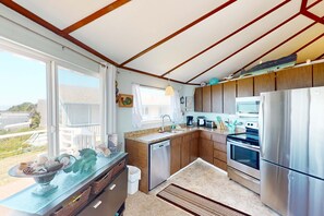 Coffee/tea maker, fridge, microwave, oven - Dog friendly home with great decks and stunning ocean views (Depoe Bay)