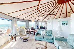 TV, fireplace - Dog friendly home with great decks and stunning ocean views (Depoe Bay)