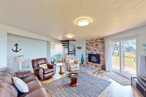 TV, fireplace - Dog friendly home with great decks and stunning ocean views (Depoe Bay)