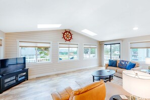 TV, fireplace, offices