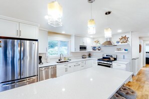 Kjøleskap, mikrobølgeovn, ovn og kokeplater