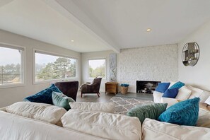 Interior - Spectacular Dog Friendly Home with Panoramic Views Free WiFi Game Room Yard (Depoe Bay)