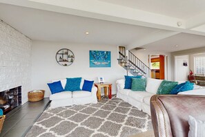 TV, DVD player, stereo, offices - Spectacular Dog Friendly Home with Panoramic Views Free WiFi Game Room Yard (Depoe Bay)