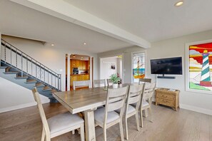 Dining - Spectacular Dog Friendly Home with Panoramic Views Free WiFi Game Room Yard (Depoe Bay)