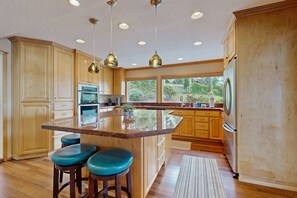 Fridge, microwave, oven, stovetop - Spectacular Dog Friendly Home with Panoramic Views Free WiFi Game Room Yard (Depoe Bay)