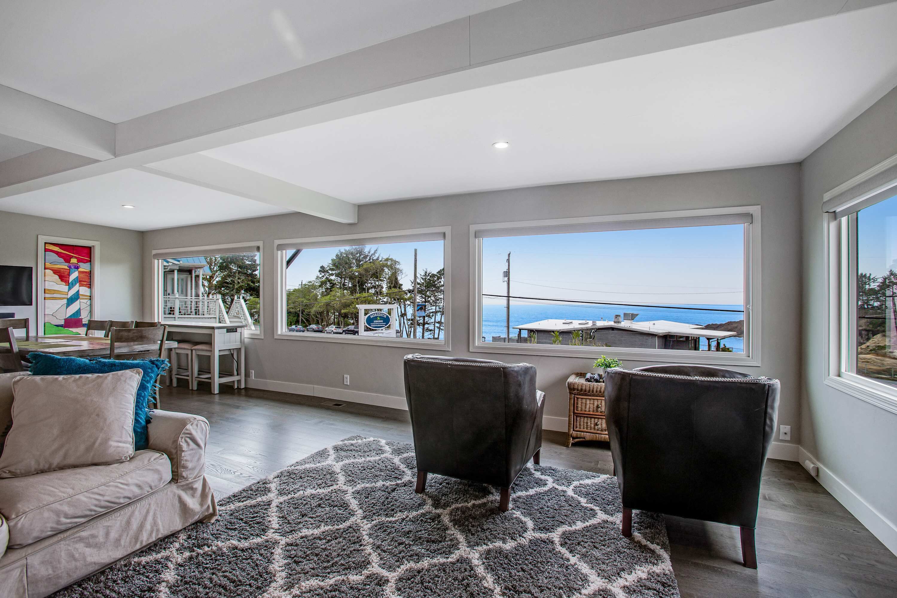 Téléviseur, lecteur de DVD, chaîne audio, bureau