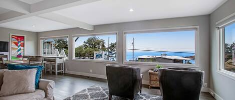 Téléviseur, lecteur de DVD, chaßne audio, bureau