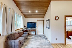 Televisie, een dvd-speler en een kantoor